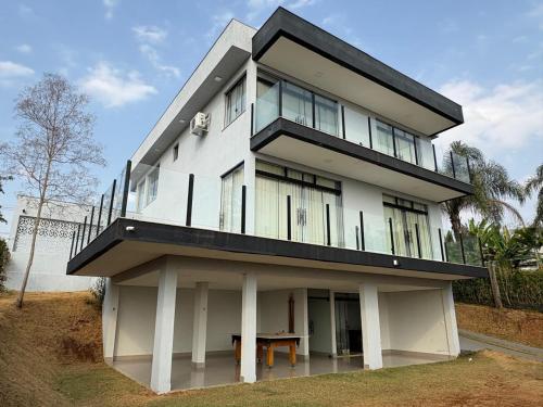 une maison blanche avec une table devant dans l'établissement Il laghetto di Lorenzo, à Contagem