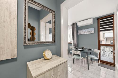 een eetkamer met een tafel en een spiegel bij Dany's Apartments in Varna