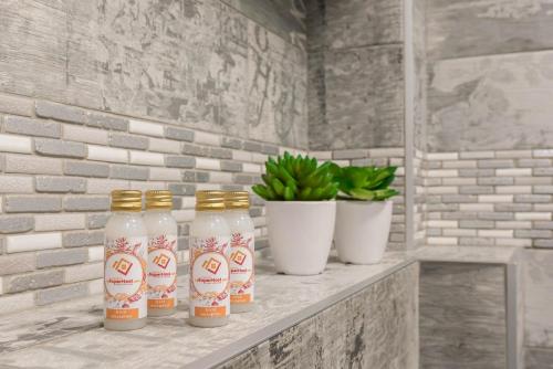 drie flessen Coca-Cola staan op een richel bij Dany's Apartments in Varna