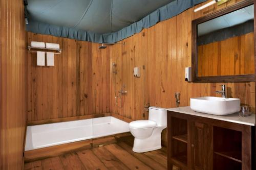 Et badeværelse på Blue Ocean The Fern Resort & Spa Ganpatipule, Series by Marriott