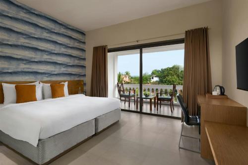 En eller flere senge i et værelse på Blue Ocean The Fern Resort & Spa Ganpatipule, Series by Marriott