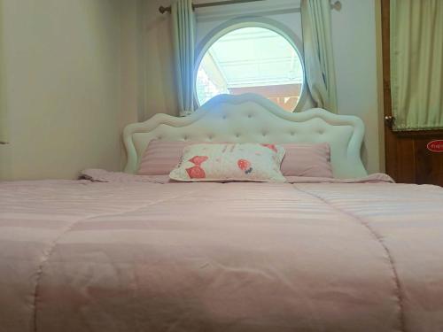 een bed met een wit hoofdeinde en een raam bij มินิฮาร์ท เฮาส์บีช Mini Heart House Beach in Ban Chak Phai