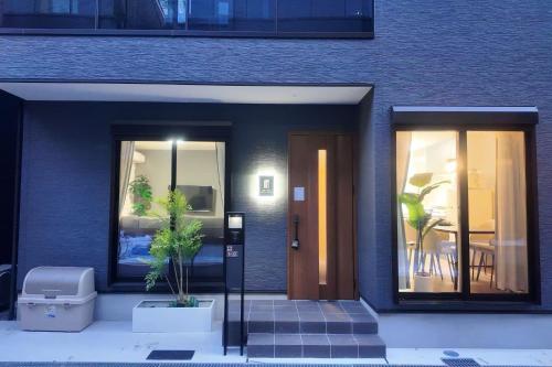 和居 小満 最大 10 名以上 ok 新築三階建て 各階トイレ完備 USJ 心斎橋へ楽々アクセス