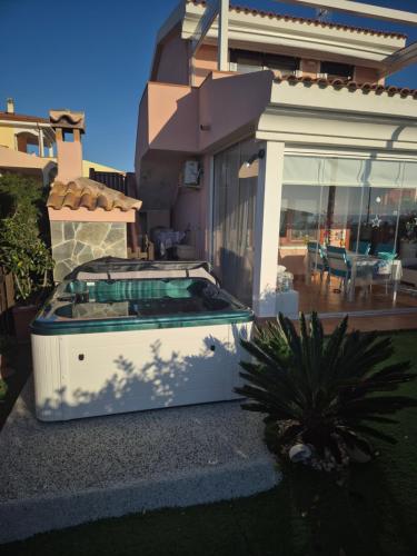 Swimmingpoolen hos eller tæt på villetta giulia fronte mare