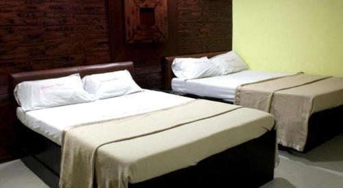 twee bedden in een kamer met twee bedden sidx sidx sidx bij Bermuda Hotel in Manilla