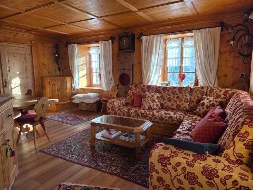 een woonkamer met een bank en een tafel bij Meleres 11 in Cortina dʼAmpezzo