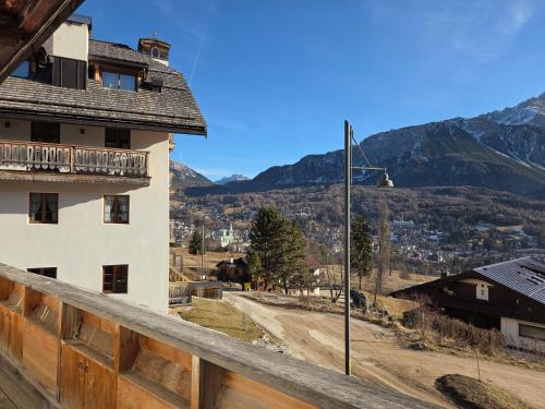 een uitzicht vanaf het balkon van een huis met bergen op de achtergrond bij Meleres 11 in Cortina dʼAmpezzo