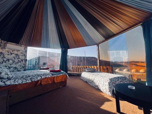 una camera da letto con due letti e una grande finestra di Gakleen luxury camp ad Aqaba