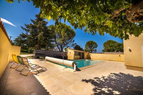 La maison d'à côté في فالريس: مسبح به كرسيان للحديقة ومقعد