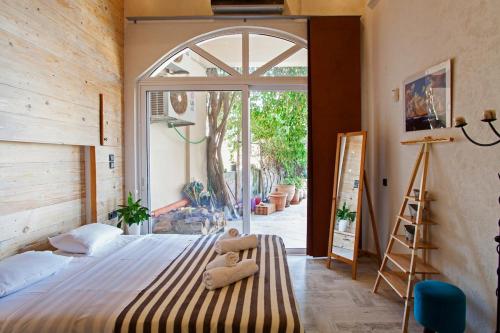 En eller flere senge i et værelse på Lenico Beachfront Suites