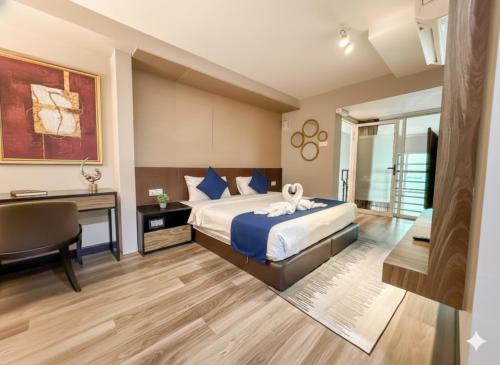 En eller flere senge i et værelse på Modern Seaview 2BR Duplex High Floor Heart of George Town 73A