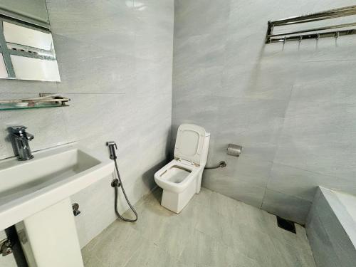 een badkamer met toilet en wastafel bij Prem Durbar Hotel in Changunarayan