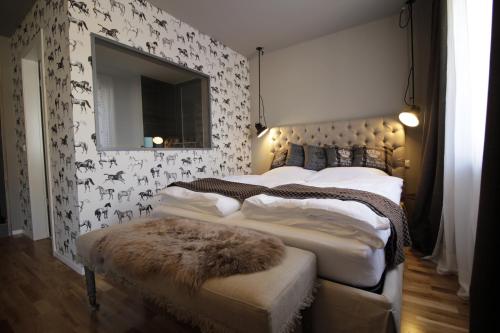 - une chambre avec 2 lits avec un repose-pieds dans l'établissement Krone - das Gasthaus, à Kirchhofen