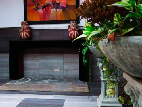 a living room with a fireplace with a painting at La Bocana de Quiximies Hotel in Cojimíes