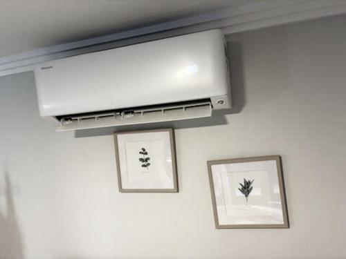 TV/trung tâm giải trí tại Courtyard Pool Studio Private Luxe Retreat