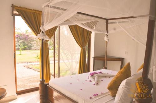 En eller flere senge i et værelse på The Villa of Zanzibar