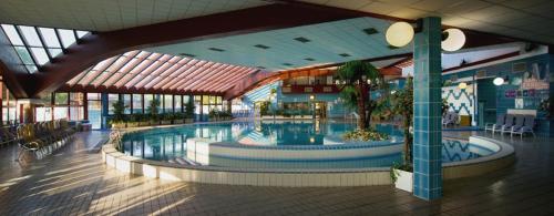 une grande piscine dans un centre commercial dans l'établissement Apartma Jelenček, à Moravske Toplice