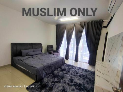 une chambre avec un lit et une grande fenêtre dans l'établissement NH Stay, Parit Buntar Perak, à Parit Buntar