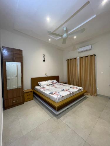 a bedroom with a bed and a ceiling fan at Forever Appartements Cosy luxe in Cotonou