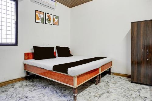 una camera da letto con un letto in una stanza di Hotel O Discus a Korādih