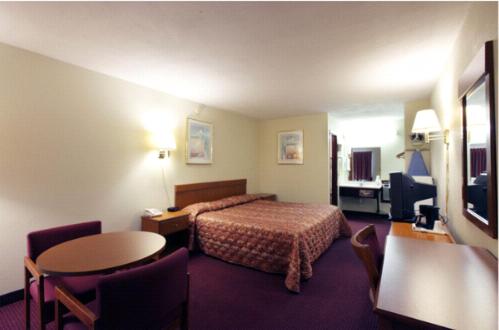 Habitación de hotel con cama y mesa en Americas Best Value Inn Cartersville, en Cartersville