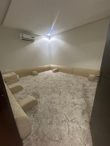 a room with a couch and a light on the ceiling at شاليهات ايفا 2 in Taif