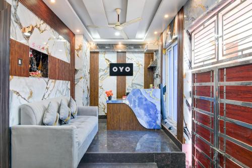 een woonkamer met een bank en een tafel bij Hotel O RN Palace in Puri