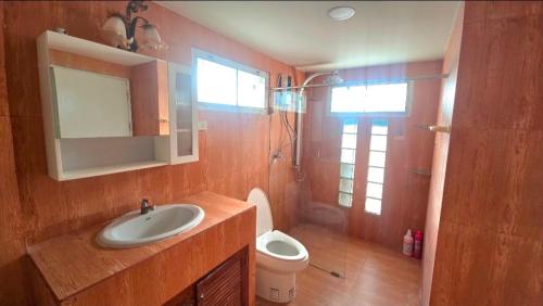 Et badeværelse på Araya Family House