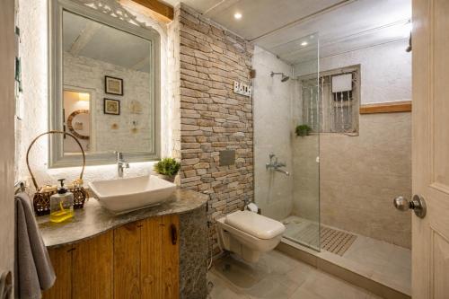 ein Badezimmer mit Waschbecken, Toilette und Dusche in der Unterkunft Elfreda, Vikramgad - 1BHK Villa - Pet Friendly in Zadapoli