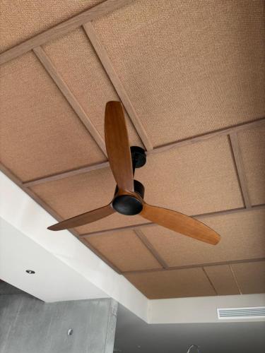 ein hölzerner Deckenventilator an der Decke eines Zimmers in der Unterkunft Hôtel Casa C in Propriano