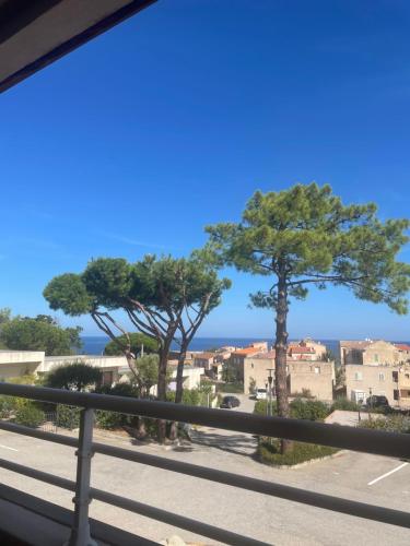 Duplex 4 personnes vue mer proches toutes commodites