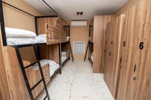 Giường trong phòng chung tại Sands Inn Hostel - Diriyah