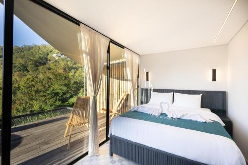 een slaapkamer met een bed en een balkon bij 7 Dreams Glamping #5 in Kubupenlokan