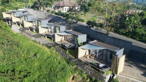 een uitzicht over een rij huizen op een heuvel bij 7 Dreams Glamping #5 in Kubupenlokan