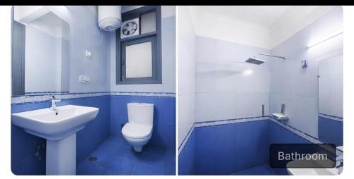 een blauwe en witte badkamer met een toilet en een wastafel bij Hotel dev inn in Gurgaon
