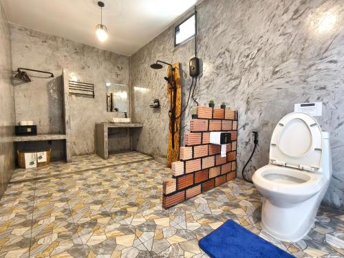 ein Badezimmer mit einem WC und einem Stapel Ziegelsteine in der Unterkunft Laeley 1,000 miles resort in Ko Lanta Yai