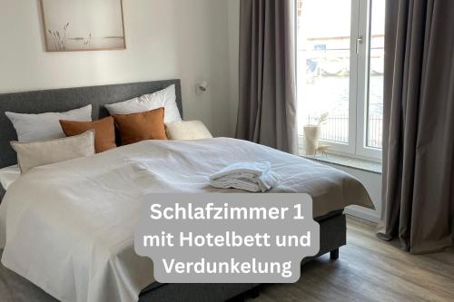 Postel nebo postele na pokoji v ubytování Dock 07 - modernes 4 Sterne-Ferienapartment direkt am Hafen