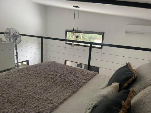 En eller flere senge i et værelse på ÔCœur du Verger Private Tropical Loft