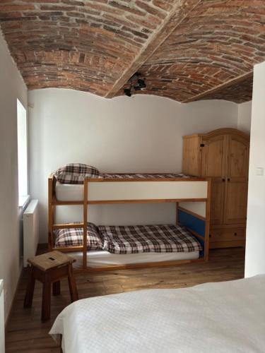 Giường trong phòng chung tại Apartment Polubny