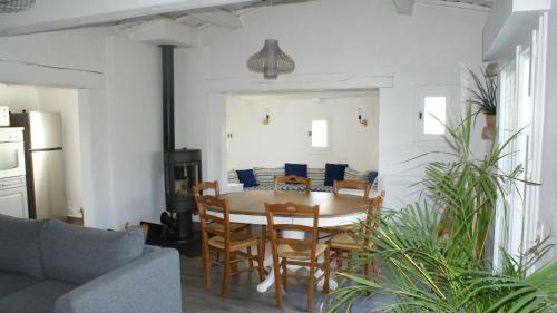 eine Küche und ein Esszimmer mit Tisch und Stühlen in der Unterkunft Maison 3 chambres avec Jacuzzi à 400m des plages in La Plaine-sur-Mer