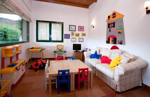 a living room with a couch and a table at Casa Rural El Secreto de las Eras in Candelario
