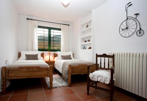 A bed or beds in a room at Casa Rural El Secreto de las Eras