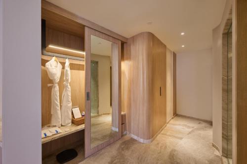 帕坦科特Riviera Sarovar Portico Pathankot的走廊设有镜子和更衣室