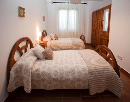 two beds in a room with two beds sidx sidx sidx sidx at Casa Rural El Secreto de las Eras in Candelario