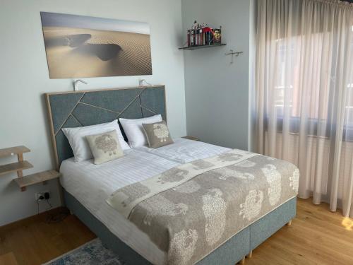 En eller flere senge i et værelse på Jurmaris