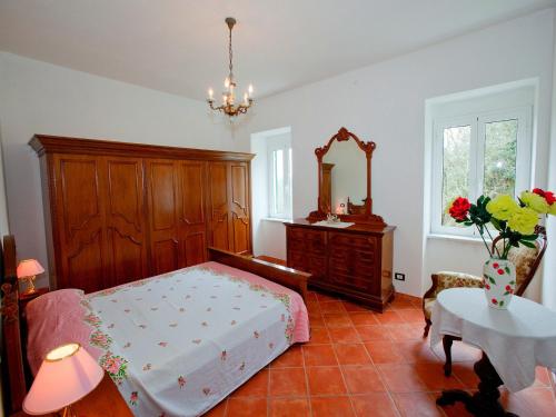 una camera da letto con un letto, un comò e uno specchio di Spacious home surrounded by nature a Sesta Godano