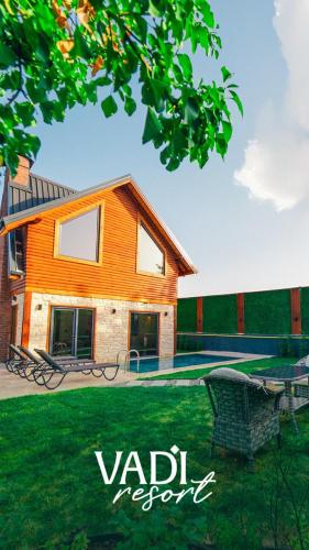een huis met een picknicktafel in een tuin bij Vadi Resort in Korfez