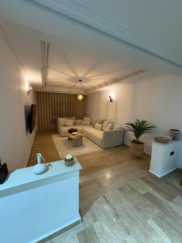 een woonkamer met een bank en een tafel bij Tanja Pearl in Tanger