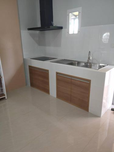 a kitchen with a sink and a stove at รักตะวัน เวียงพันแสน in Hang Dong