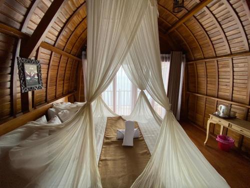 En eller flere senge i et værelse på Suwehan Beach Cliff House by BIJAK